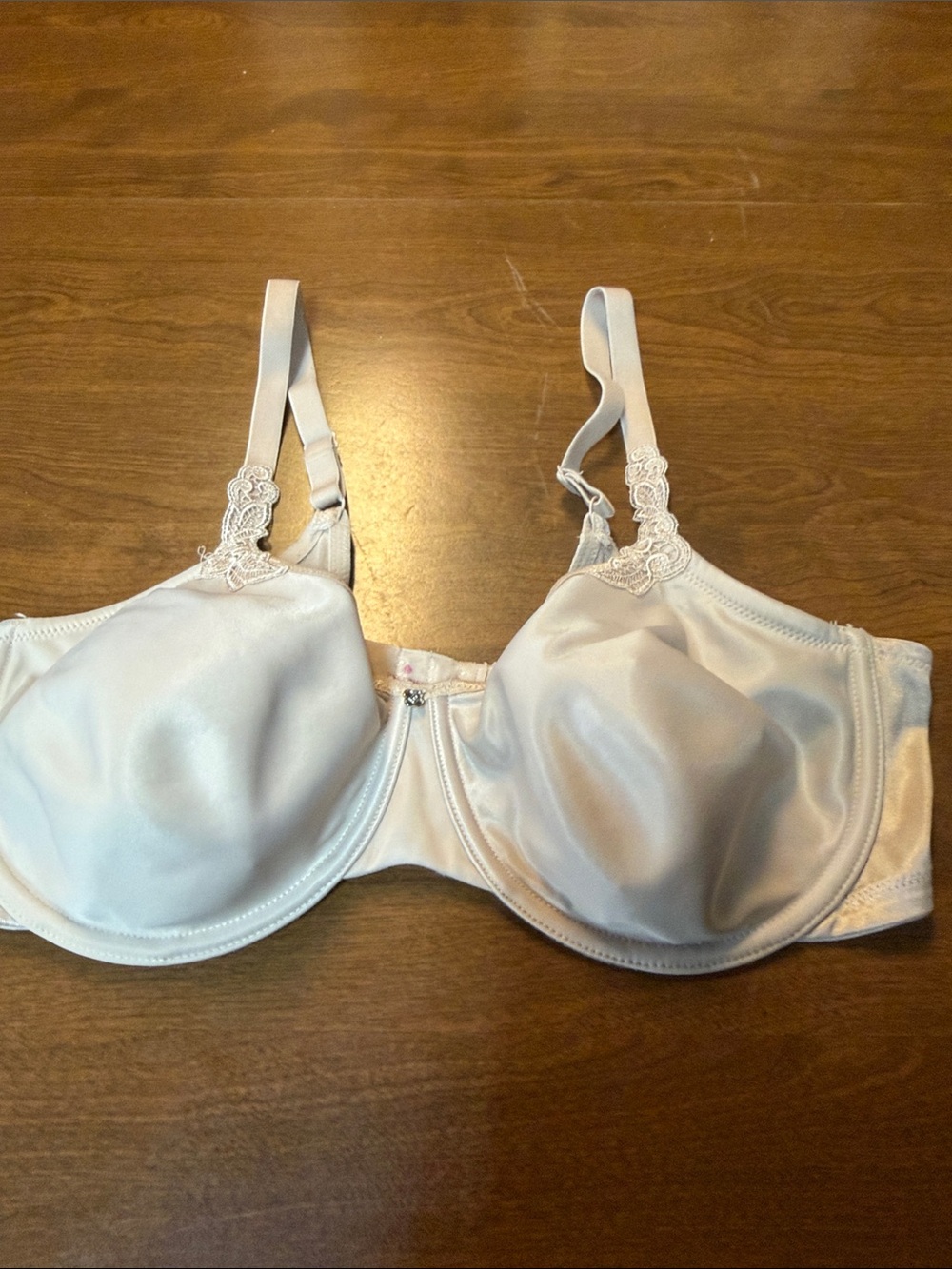 “Breezies” Beige Underwire bra size 40C.